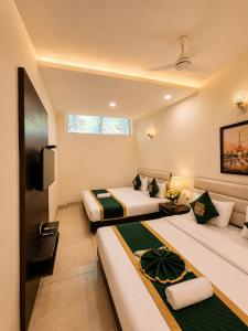 Hotel Woodlark Heights Zirakpur Chandigarh !! Family Hotel ! Easy Airport Access ! Budget Friendly