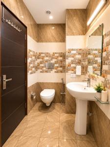 Hotel Woodlark Heights Zirakpur Chandigarh !! Family Hotel ! Easy Airport Access ! Budget Friendly