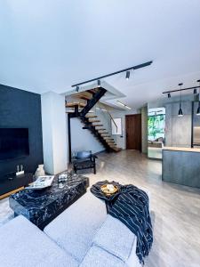 Superior Luxury Loft with Working Desk, Instagramable Pool
