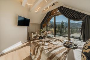 Cyrhla Luxury 4 Bedroom Villa with Air Conditioning, Jacuzzi, Heated Summer Pool, & Salted Saunarium Access by BQQK