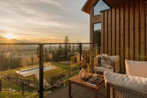 Cyrhla Luxury 4 Bedroom Villa with Air Conditioning, Jacuzzi, Heated Summer Pool, & Salted Saunarium Access by BQQK