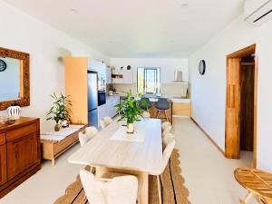 Bright 2BR Apartment Terrace & Pool Grand Baie
