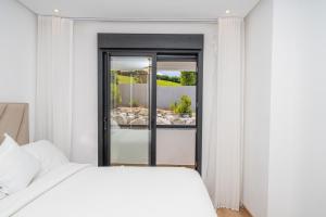 Luxurious three bedroom Apartment with Private Pool, Terraces and Parking in Prestigious Coral Towers