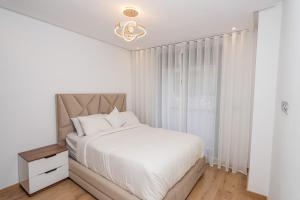 Luxurious three bedroom Apartment with Private Pool, Terraces and Parking in Prestigious Coral Towers