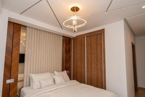 Luxurious three bedroom Apartment with Private Pool, Terraces and Parking in Prestigious Coral Towers