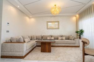 Luxurious three bedroom Apartment with Private Pool, Terraces and Parking in Prestigious Coral Towers