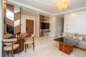 Luxurious three bedroom Apartment with Private Pool, Terraces and Parking in Prestigious Coral Towers