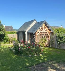 Maison fleurie aux volets bleus
