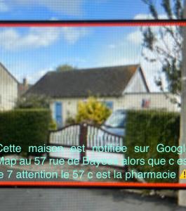 Maison fleurie aux volets bleus