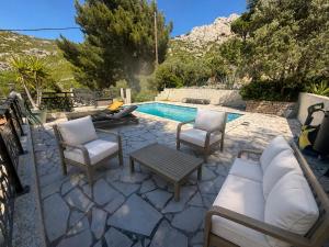 La PANOUSE Un nid dans les calanques