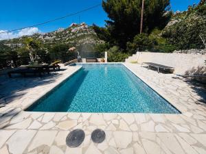 La PANOUSE Un nid dans les calanques