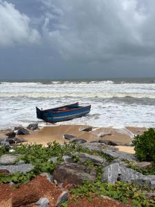 Mannath lands end beach house