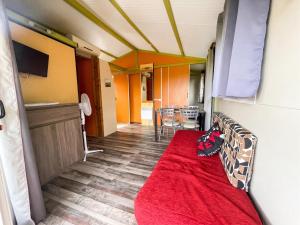 Chalet cosy avec accès piscine partagée