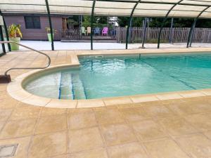 Chalet cosy avec accès piscine partagée