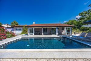 Villa Jacky 2 near Porec for 4 persons with 32 m2 private pool - pet friendly