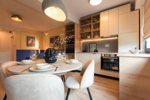 Ivory Design Apt with Balcony by Blvd 36B5 - Free Parking