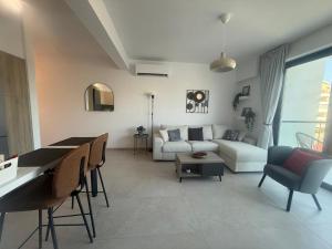 Waterfront Vibe Modern Mackenzie 1BR Flat