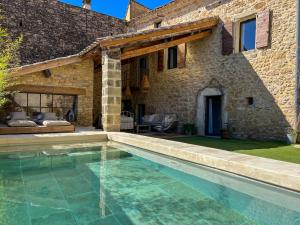Mas en pierre, piscine, billard, table Ping-pong