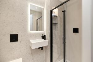 Chic London Living Upscale 2BR Home with Style