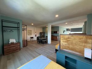 Apartment with Pool & Gym