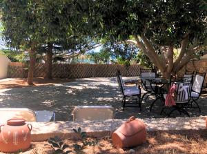 Authentic Beach House with Private Shaded Garden - 50m from Glyfa Beach