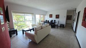 Apartment with Pool, Gym & AC.