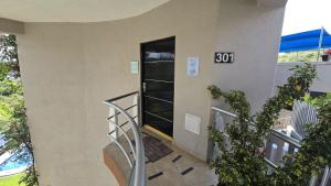 Apartment with Pool, Gym & AC.
