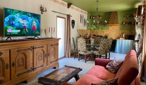 maison climatisée à thème médiéval avec baignoire balnéothérapie