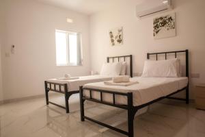 Modern 3-Bedroom Apartment with Balcony & AC, Xewkija Gozo