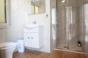 Modern 3-Bedroom Apartment with Balcony & AC, Xewkija Gozo