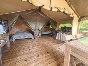 Tente Safari au bord de létang