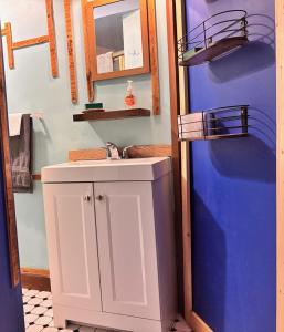 Quirky, bright, spacious room in beautiful Gloucester