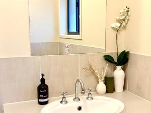 Beach&Winery Retreat with Premium King, 2Queen, 5BR 2Bath, Netflix, sleeps 12, Max 13,sofa bed upon request with extra fee