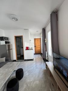 Easy access to Paris 2 bright rooms