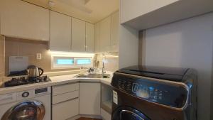 50 OFF, air conditioner, 6 minutes from Hongik Uni Sta, airport bus, cleaning fee 0, ELV, parking, blackout curtains, washing machine, dryer