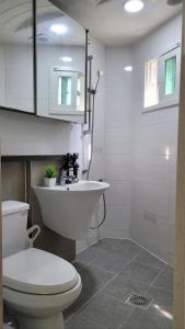 50 OFF, air conditioner, 6 minutes from Hongik Uni Sta, airport bus, cleaning fee 0, ELV, parking, blackout curtains, washing machine, dryer