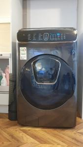 50 OFF, air conditioner, 6 minutes from Hongik Uni Sta, airport bus, cleaning fee 0, ELV, parking, blackout curtains, washing machine, dryer