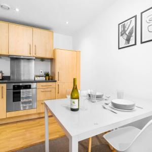 Stylish Apartment - City Centre - Parking Long Stays - Netflix 85CL