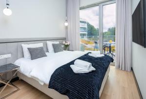 Nad Zatoką Apartament Premium 114 by Warmia4rent, z widokiem na jezioro