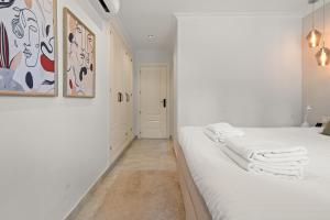 High-End 2 Bedroom Sea View Apartment in Puerto Banus