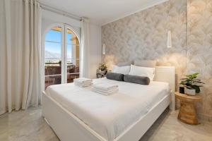 High-End 2 Bedroom Sea View Apartment in Puerto Banus