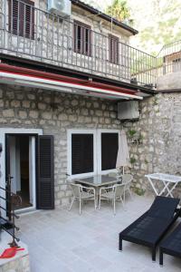 Kotor apartments, Ljuta