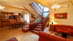 Luxury Italian Villa - with Gym, Garden