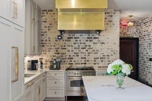 Sleeps 6 guests 2 blocks to king street