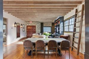 Sleeps 6 guests 2 blocks to king street
