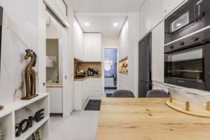 Azure Haven Dhërmi Modern 2BR Escape by PikHost