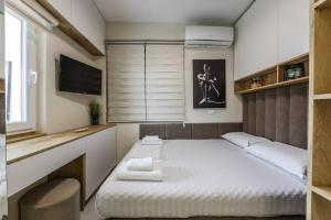 Azure Haven Dhërmi Modern 2BR Escape by PikHost