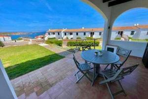 Ponent - Planta baja con vistas al mar y piscinas.