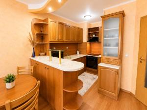 Sunny Apartment - Top Location & Free Parking