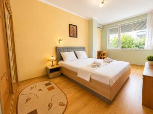 Sunny Apartment - Top Location & Free Parking